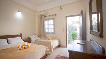 Quarto casal ou duplo superior, 1 cama de casal ou 2 camas de solteiro, no jardim | Cortinas blackout, acesso para cadeiras de rodas