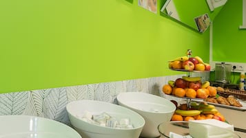 Tägliches Frühstücksbuffet (11.90 EUR pro Person)