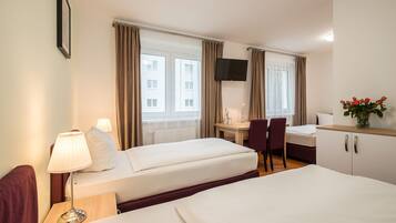 Basic Triple Room, 3 Single Beds | Desk, soundproofing, iron/ironing board, free WiFi