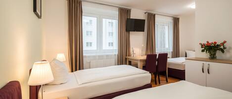 基础三人房, 3 张单人床 | 办公桌、隔音、熨斗/熨板、免费 WiFi