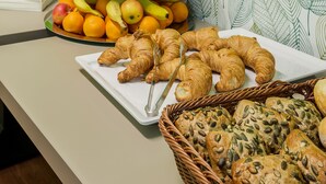 A breakfast buffet with fruits, pastries, and bread. - Hotel City Green Berlin (Berlin)