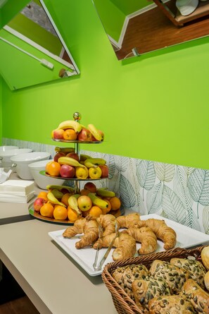 Petit déjeuner buffet (11.90 EUR par personne)