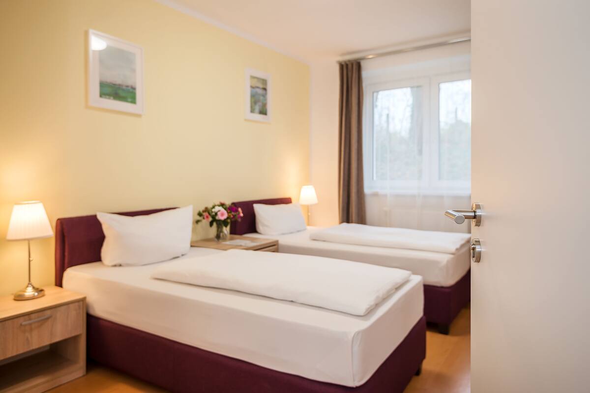 Standard-Doppelzimmer (2) | Schreibtisch, schallisolierte Zimmer, Bügeleisen/Bügelbrett