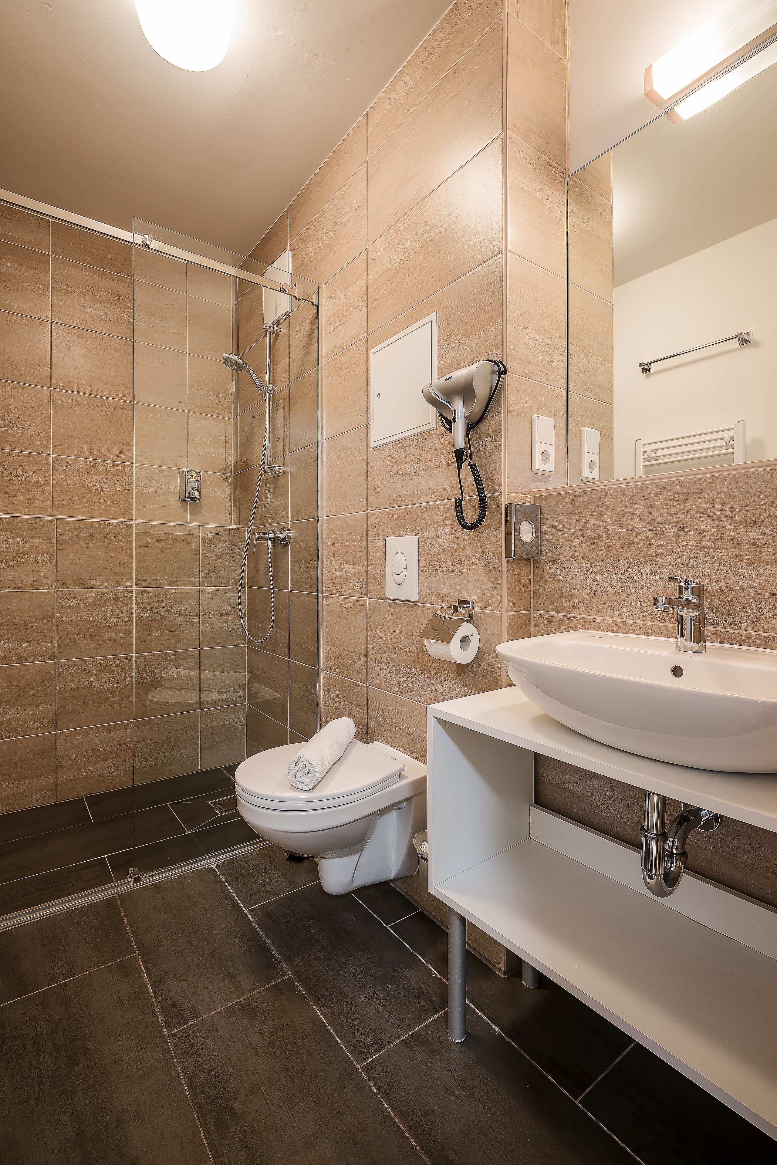 shower, free toiletries, towels