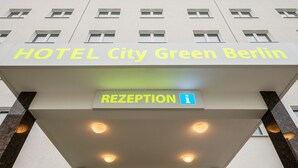 A hotel sign with "HOTEL City Green Berlin" and a reception sign below it. - Hotel City Green Berlin (Berlin)