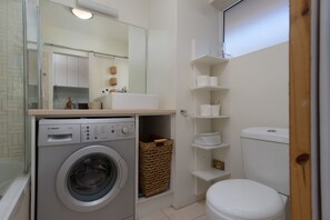 Estúdio conforto, 1 cama Queen, para não fumantes | Banheiro | Chuveiro/banheira combinados, produtos de toalete grátis