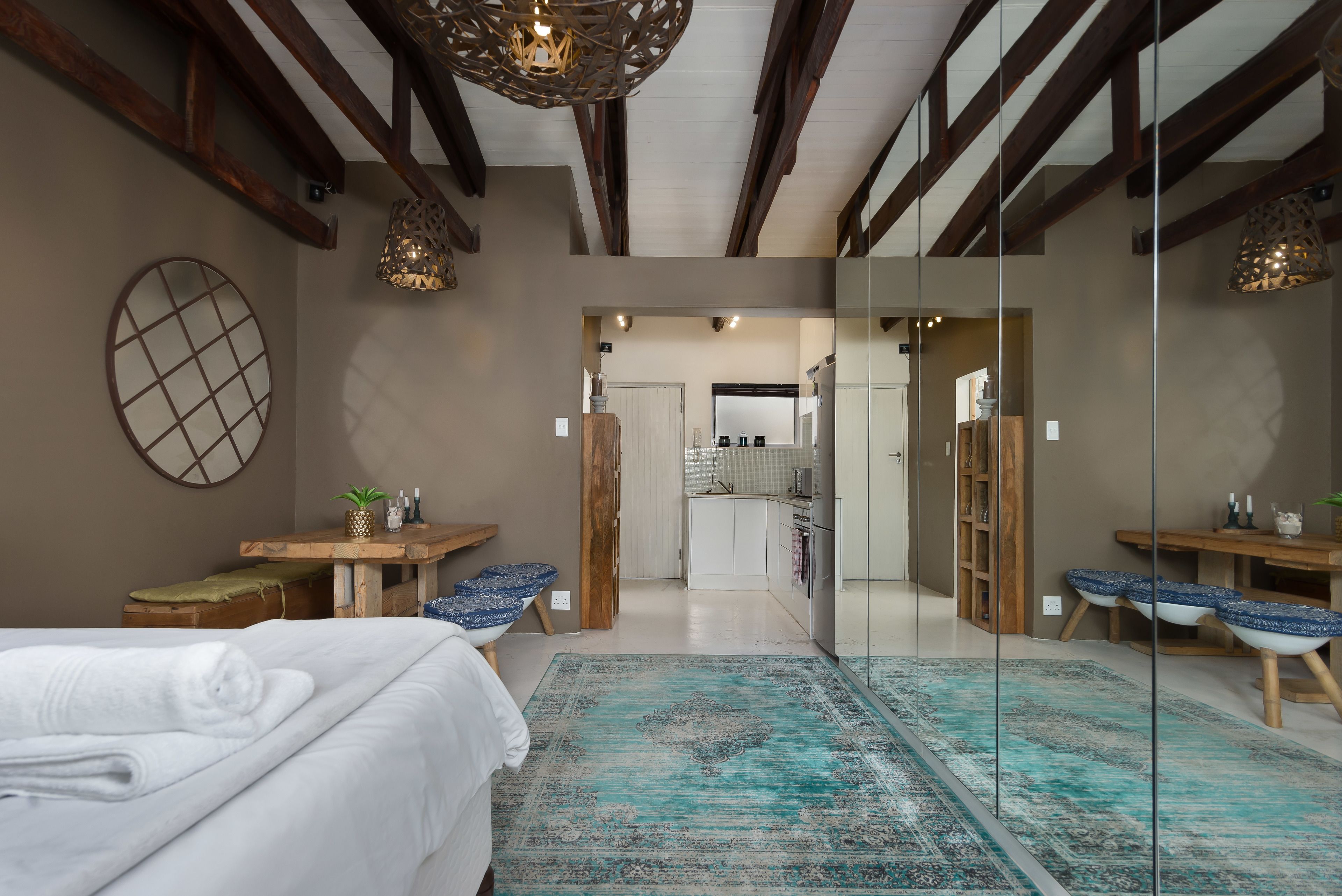 舒適開放式客房, 1 張加大雙人床, 非吸煙房 | 客房內保險箱、書桌、熨斗/熨衣板、免費無線上網