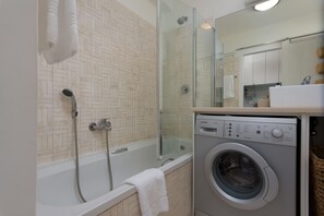 Estúdio conforto, 1 cama Queen, para não fumantes | Banheiro | Chuveiro/banheira combinados, produtos de toalete grátis