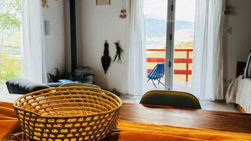 Cabana, vista para o vale | Área de estar | TV de tela plana, lareira