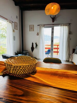 Cabaña, vista al valle | Área de sala de estar | Televisión de pantalla plana y chimenea 