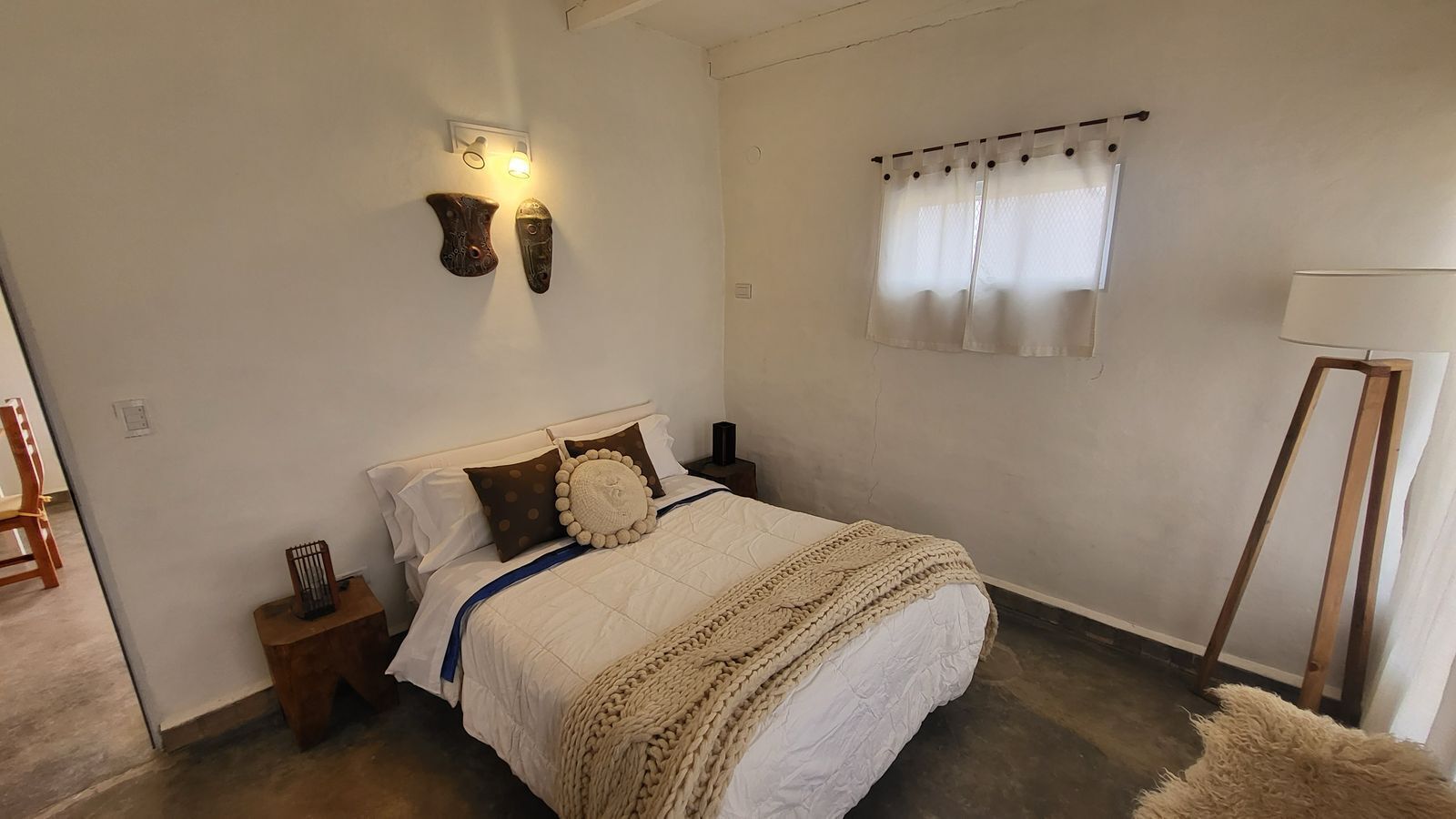 1 habitación y tabla de planchar con plancha 