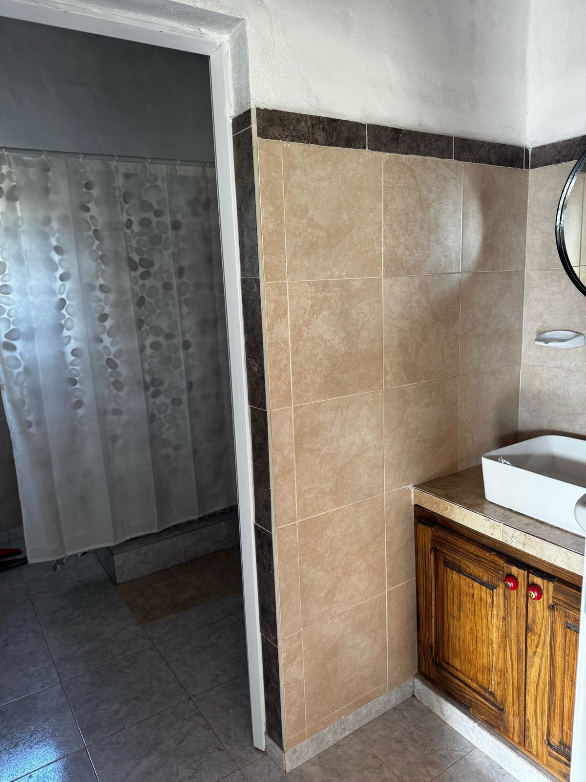 Cabane, vue vallée | Salle de bain | Douche, sèche-cheveux, bidet, serviettes fournies