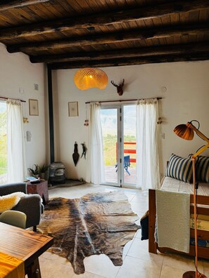 Chalet rustique, vue sur la vallée | Aire de séjour | Téléviseur à écran plat, foyer