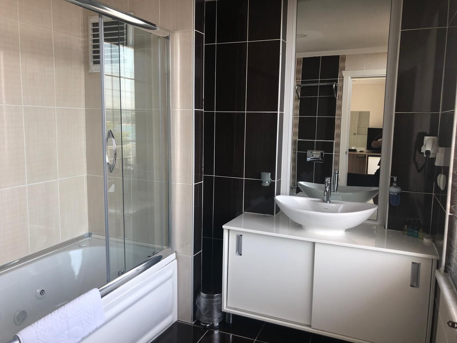 honeymoon suite | bathroom | free toiletries, hair dryer, slippers, towels
