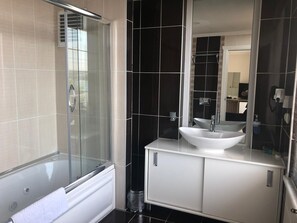 Honeymoon Suite | Bathroom | Free toiletries, hair dryer, slippers, towels - Sinopark Otel (Sinop)