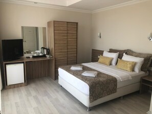 Smekmånadssvit | 1 sovrum, minibar, skrivbord och ljudisolering