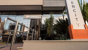 Un grand immeuble sur lequel on peut lire les inscriptions « INTERCITY » et « HÔTELS », indiquant qu’il s’agit d’un complexe hôtelier.