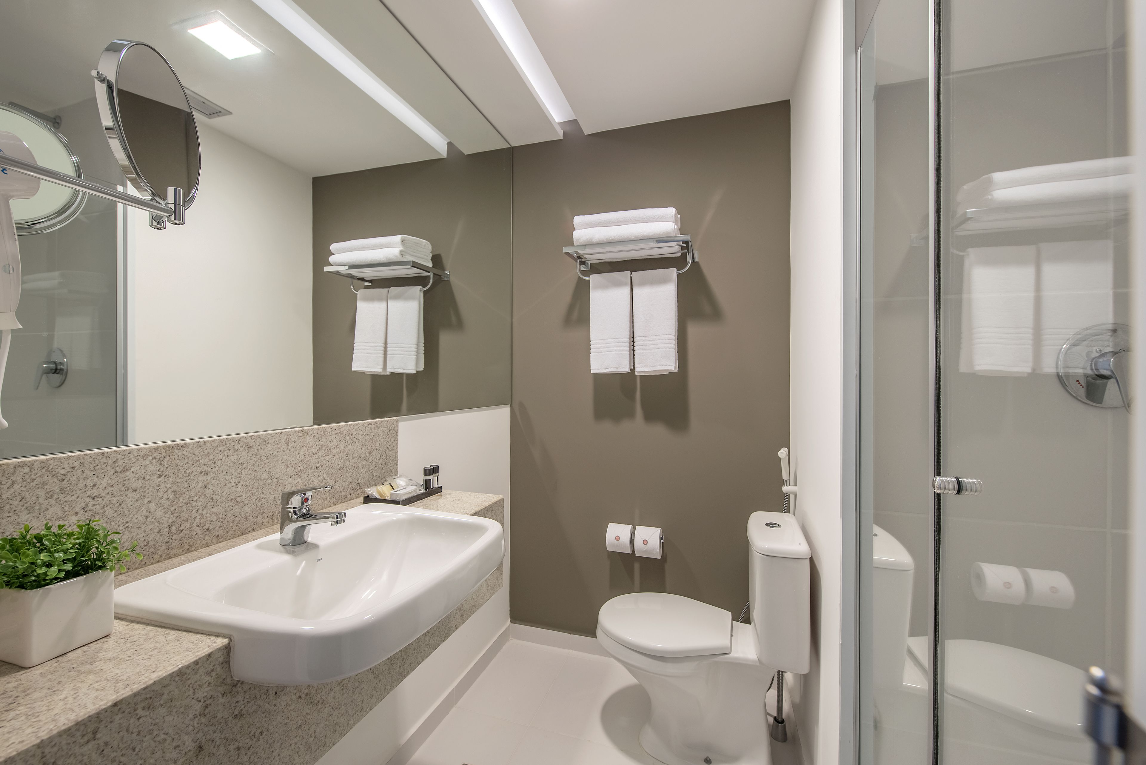 premium casal - 1 cama queen | bathroom | shower, free toiletries, hair dryer, towels