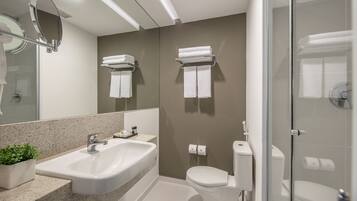 Premium Casal - 1 Cama Queen | Bathroom | Shower, free toiletries, hair dryer, towels