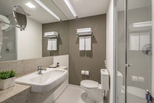Ducha, artículos de tocador gratuitos, secador de pelo, toallas