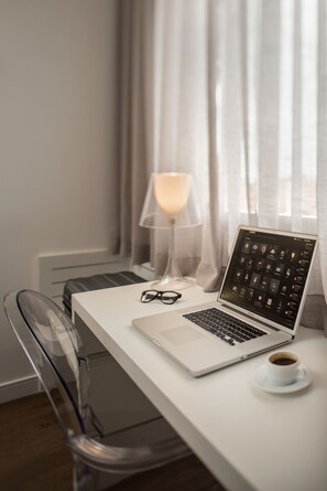 Premium Casal - 1 Cama Queen | Minibar, safe på rommet, blendingsgardiner og wi-fi (inkludert)