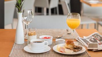 包含每日自助早餐