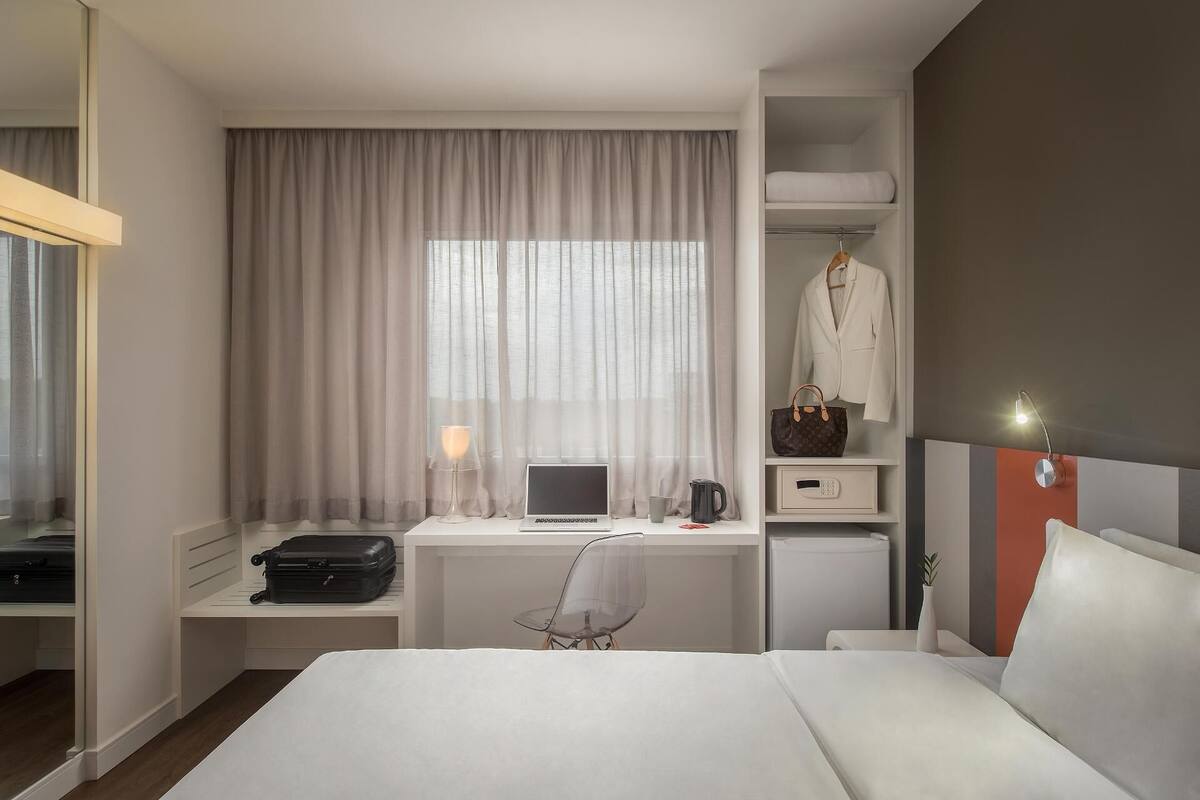 Minibar, värdeförvaringsskåp på rummet och mörkläggningsgardiner