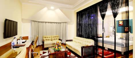 Club Suite, 1 King Bed | Minibar, in-room safe, desk, soundproofing