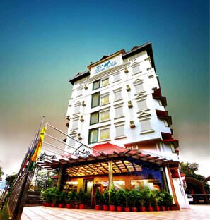 Front of property – evening/night - Hotel Blue Nile (Kannur)