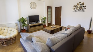 Deluxe Apartment | Ruang tamu | TV skrin rata 
