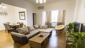 Deluxe Apartment | Ruang tamu | TV skrin rata 