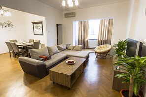 Deluxe-Apartment | Wohnzimmer | Flachbildfernseher