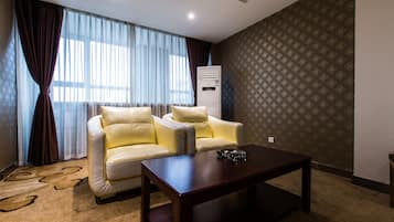 Deluxe Twin Room | Minibar, desk, blackout drapes, soundproofing