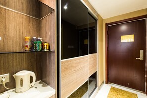 Minibar, escritorio, cortinas blackout y sistema de insonorización