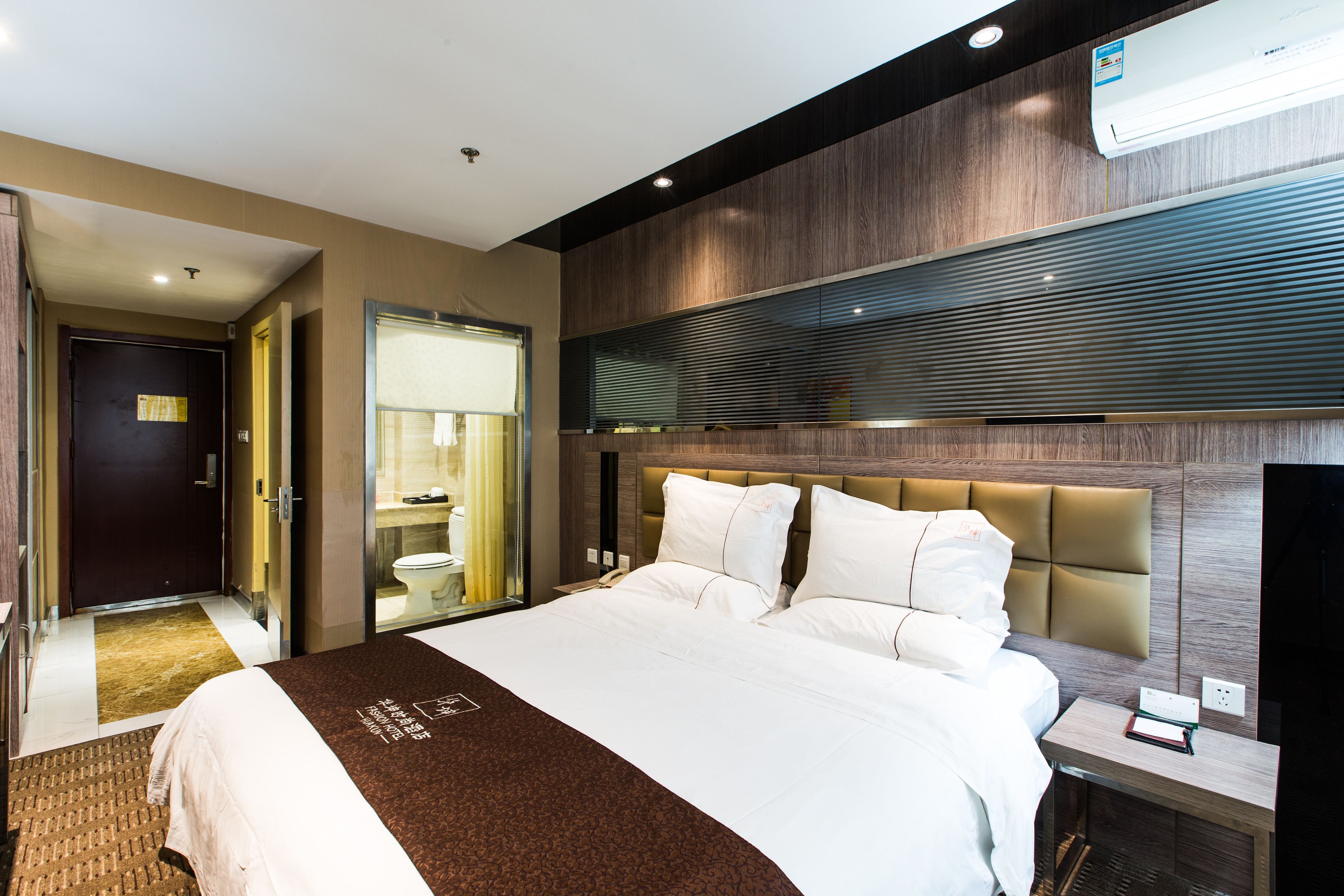 Standard Double Room | Minibar, desk, blackout drapes, soundproofing