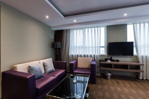 디럭스 스위트 | 미니바, 책상, 암막 커튼, 방음 설비