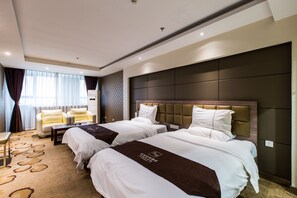 Deluxe Twin Room | Minibar, desk, blackout curtains, soundproofing