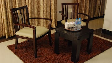 Apartamento luxo, 1 quarto | 1 quarto, cofres nos quartos, individualmente decorados