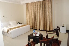 Deluxe Apartment, 1 Bedroom, Shared Kitchen Amenities | 1 bedroom, in-room safe, individually decorated, individually furnished - Grandbee Apartment and Residence (Lagos)