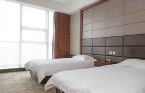 Hypo-allergenic bedding, in-room safe, individually decorated, desk