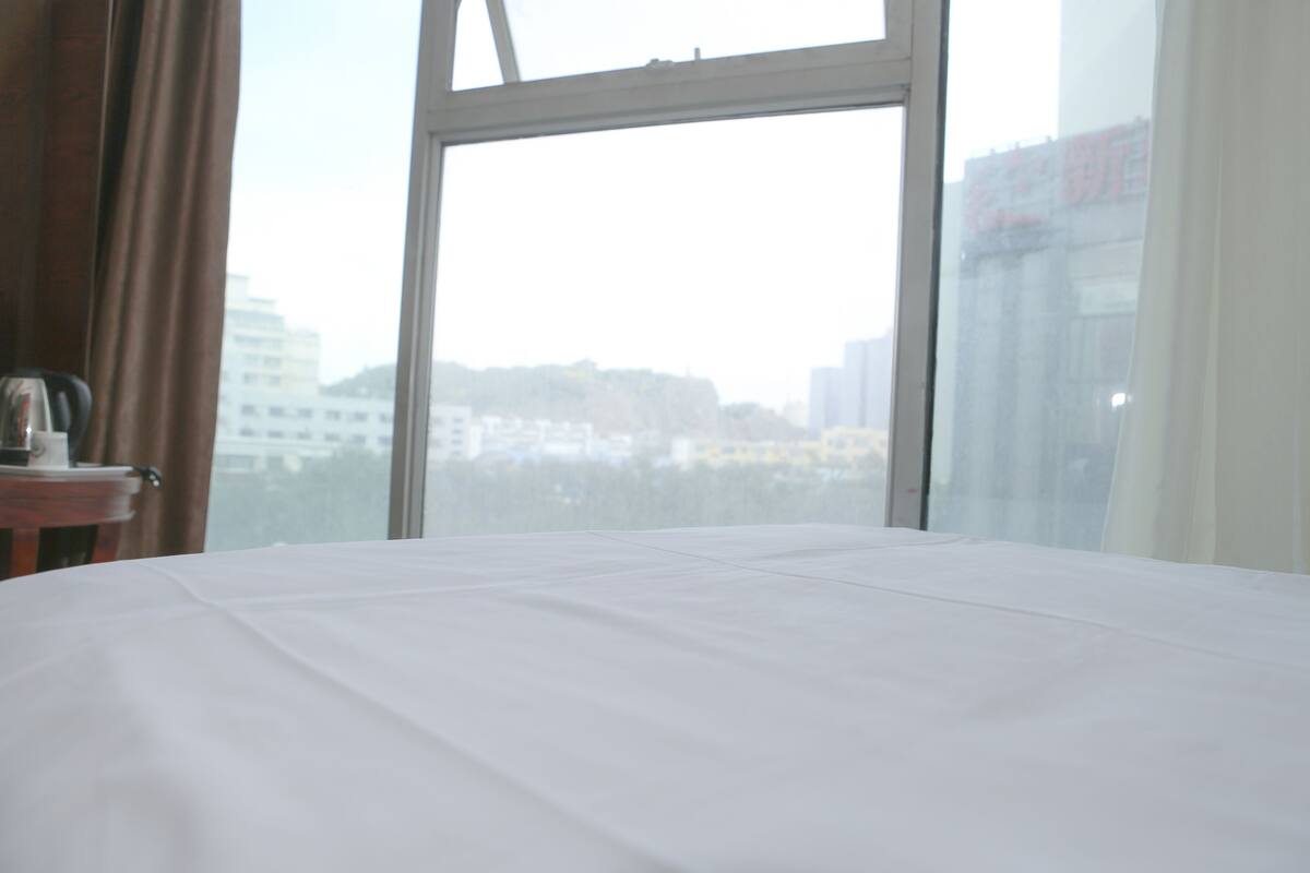 Hypo-allergenic bedding, in-room safe, individually decorated, desk