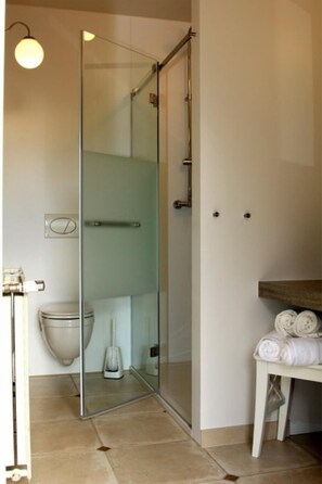 Habitación Deluxe doble, 1 cama de matrimonio grande | Baño | Ducha, artículos de higiene personal gratuitos y secador de pelo