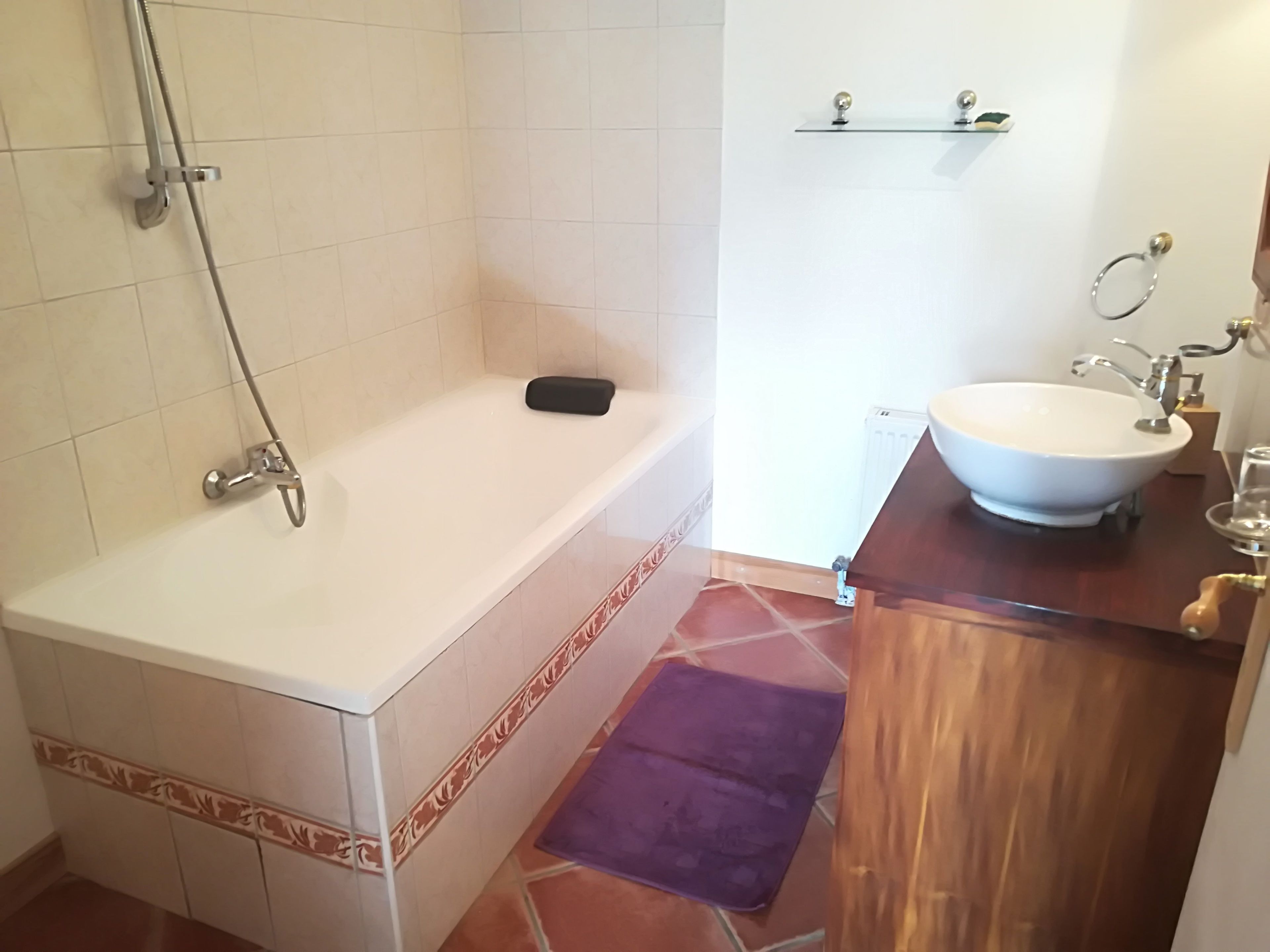 Une salle de bain avec une baignoire, un lavabo et une douche.
