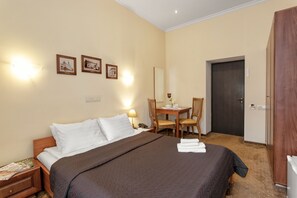 Habitación estándar con 1 cama matrimonial o 2 individuales | Ropa de cama de alta calidad, minibar, escritorio y cunas 