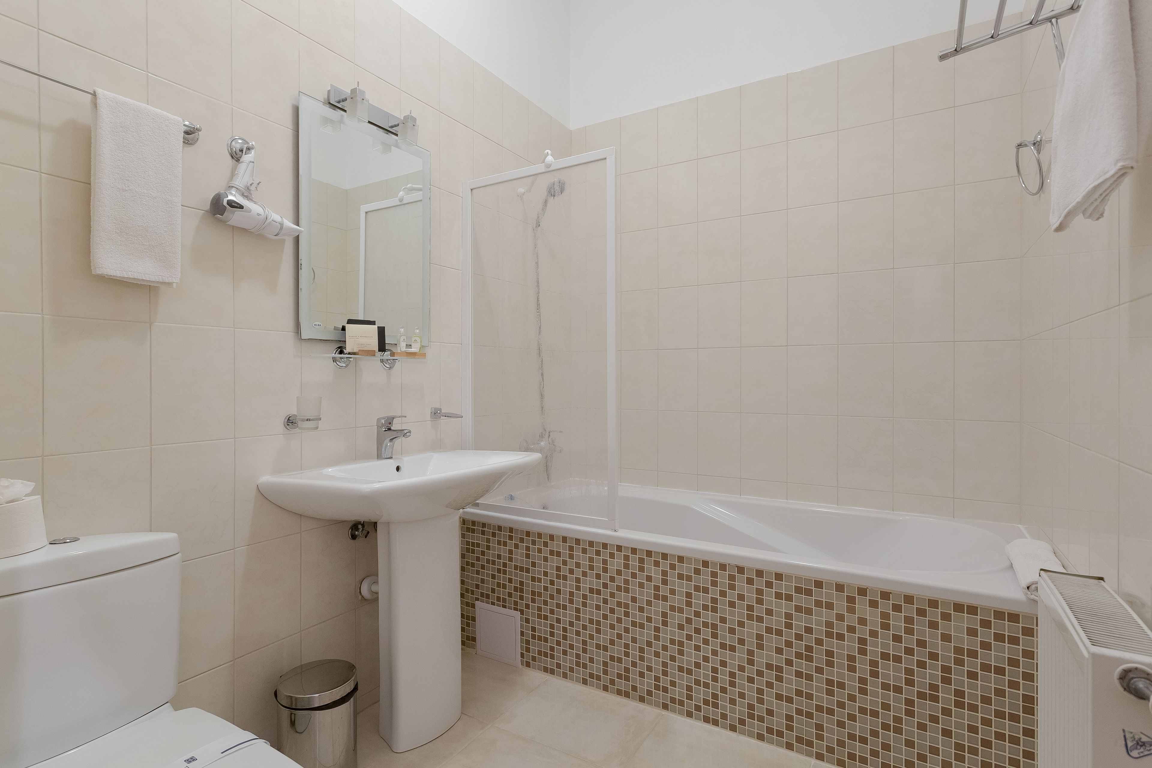 Ein Badezimmer mit Waschbecken, Toilette und Badewanne.