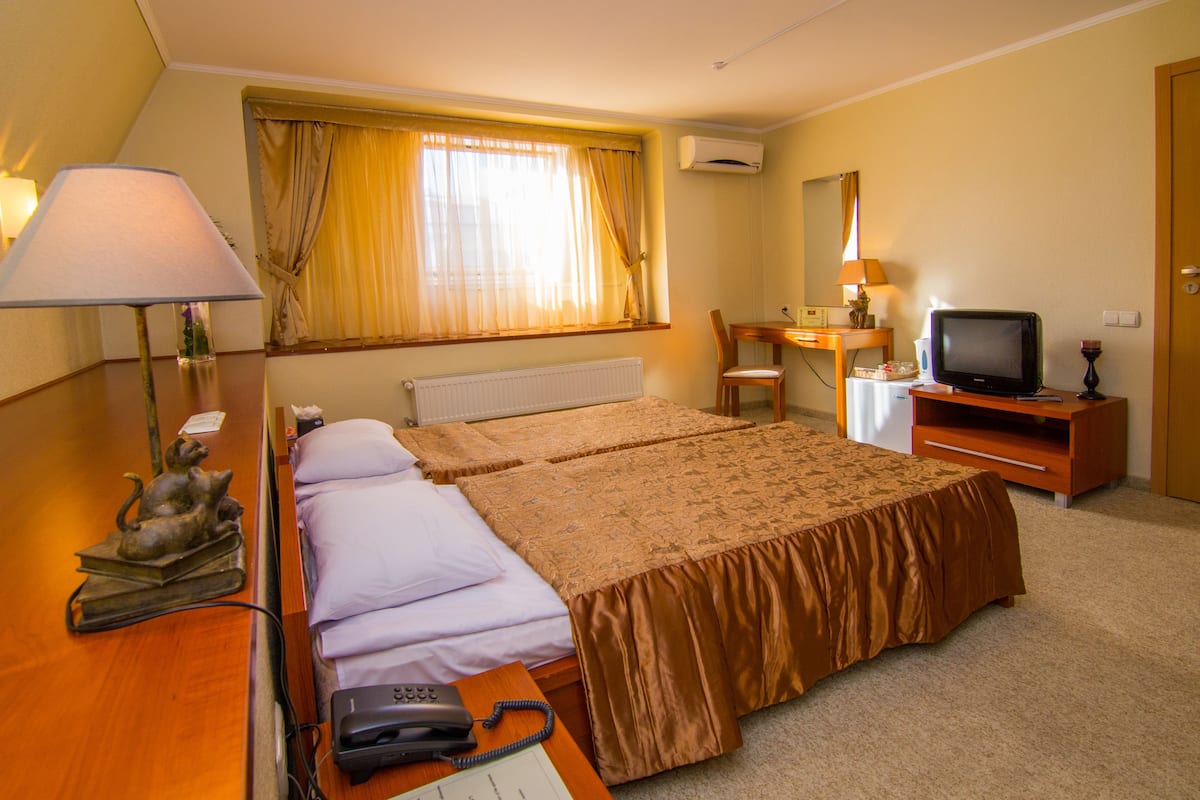 Chambre Standard double ou avec lits jumeaux | Literie de qualité, minibar, bureau, lit de bébé (supplément)