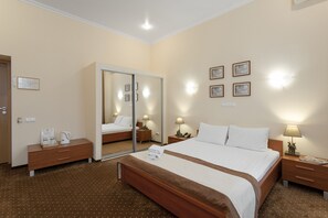 舒适双人房或双床房 | 高档床上用品、迷你吧、办公桌、婴儿床