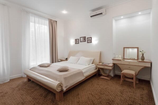 Suíte | Roupas de cama premium, frigobar, escrivaninha, berços (sobretaxa)