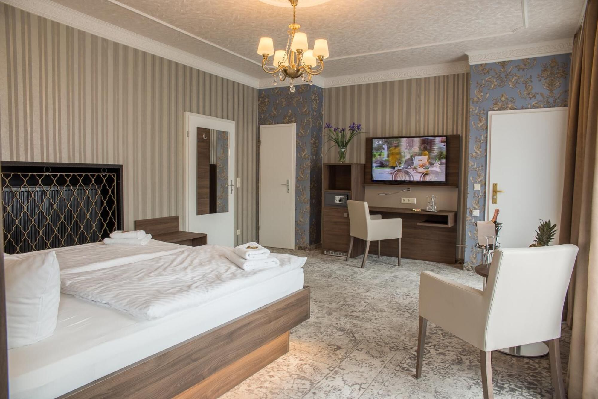 迷你吧、客房内保险箱、办公桌、隔音