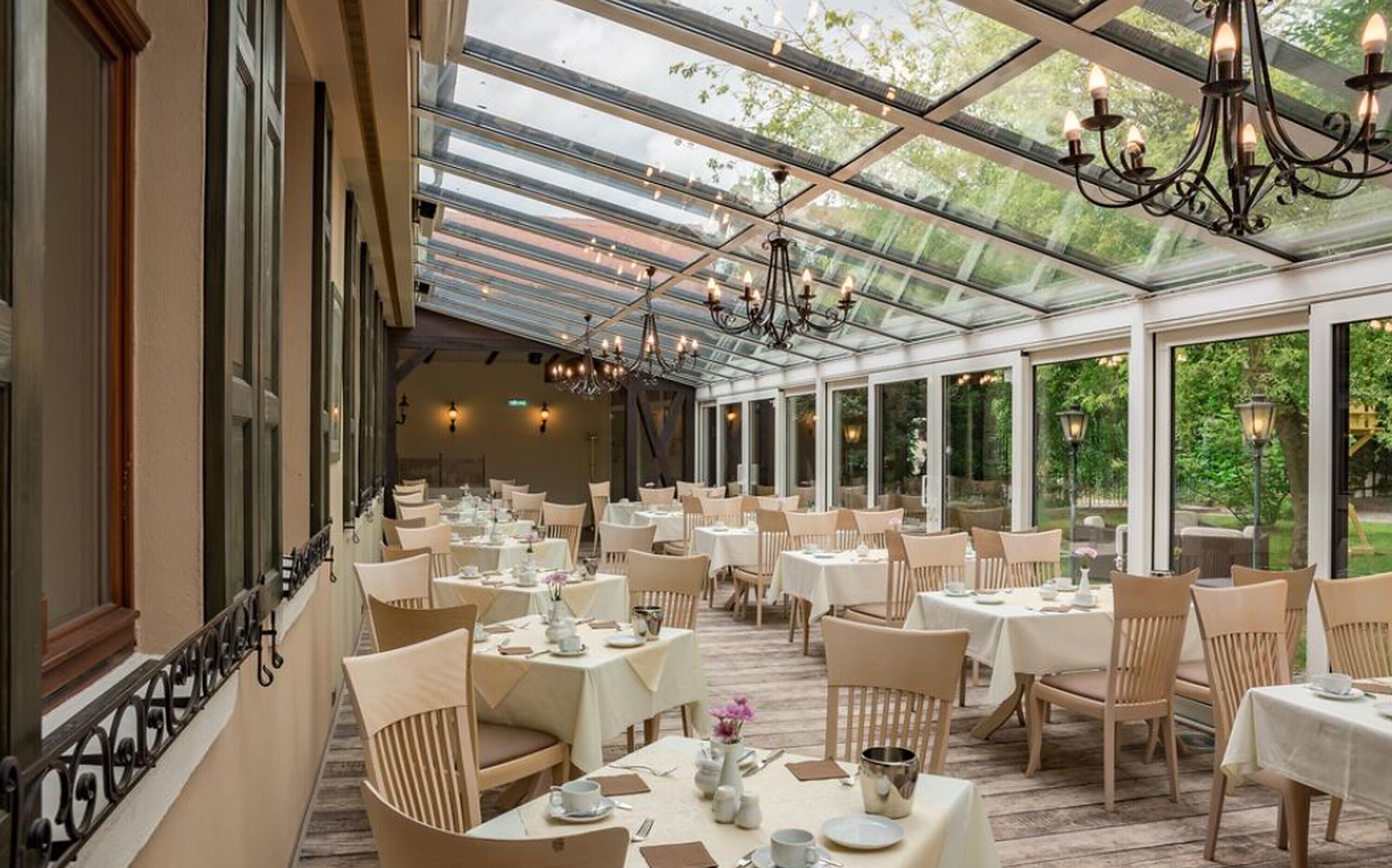 Tägliches Frühstücksbuffet (6 EUR pro Person)